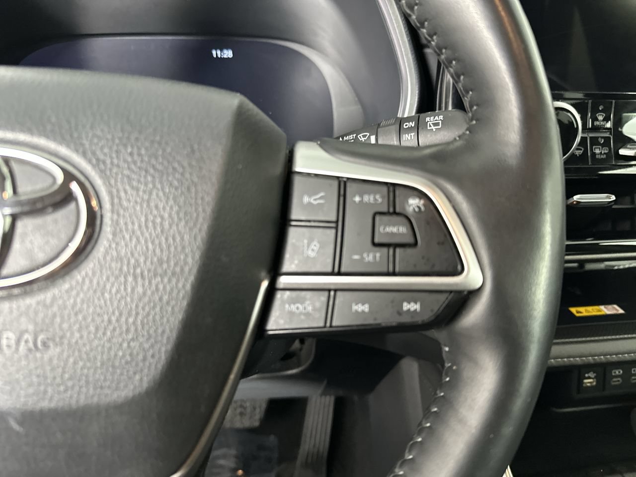 Used 2024 Toyota Highlander Limited FWD image 11
