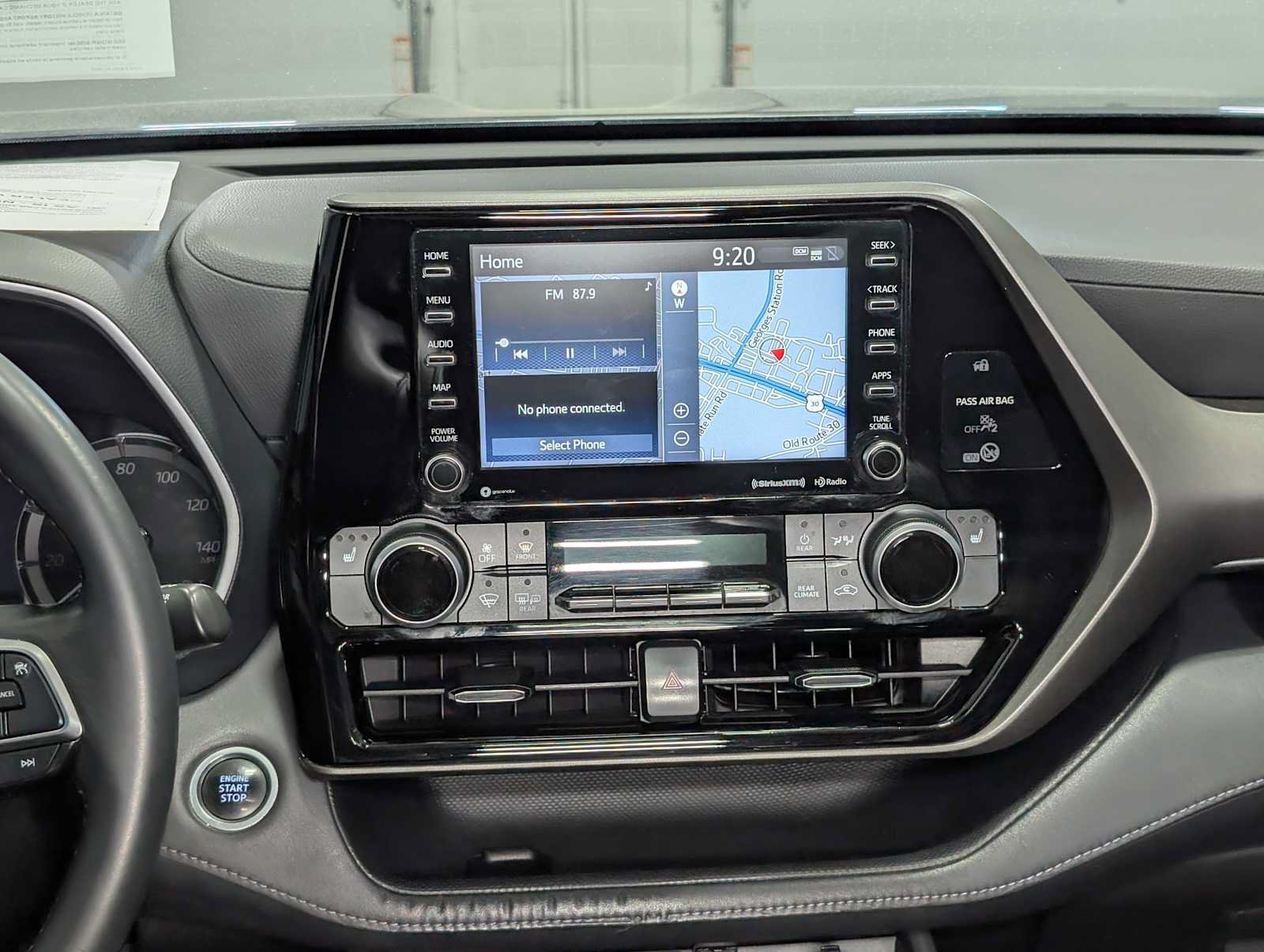 Used 2021 Toyota Highlander XLE AWD/4WD image 19