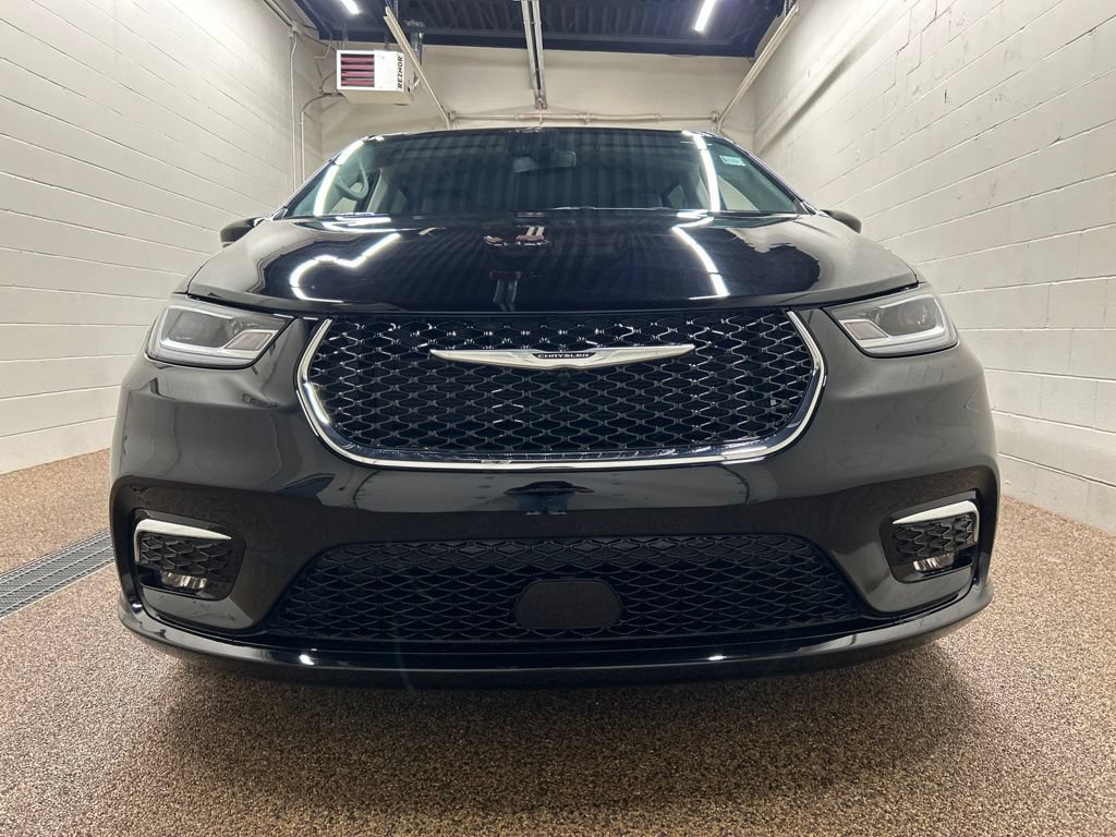 Used 2024 Chrysler Pacifica Touring-L FWD image 6