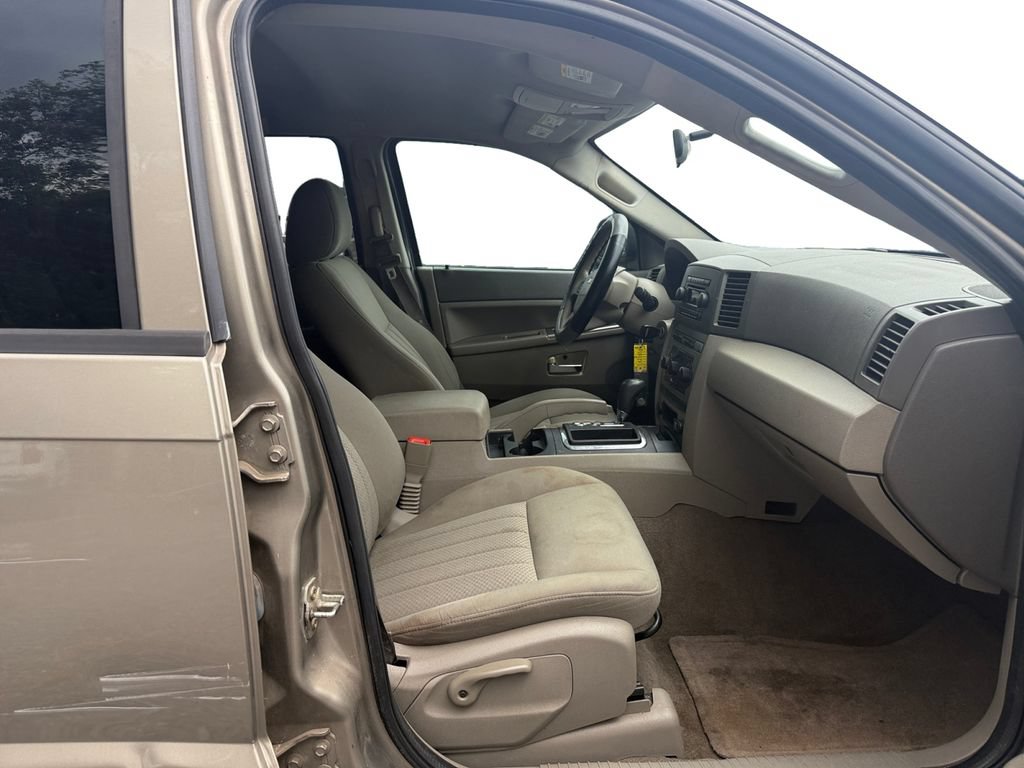 Used 2006 Jeep Grand Cherokee Laredo w/ Cargo Convenience Group RWD image 15