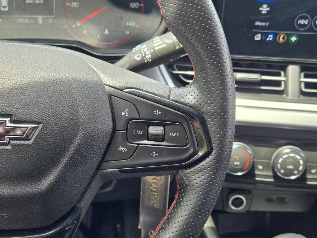 Used 2025 Chevrolet Trax RS FWD image 27