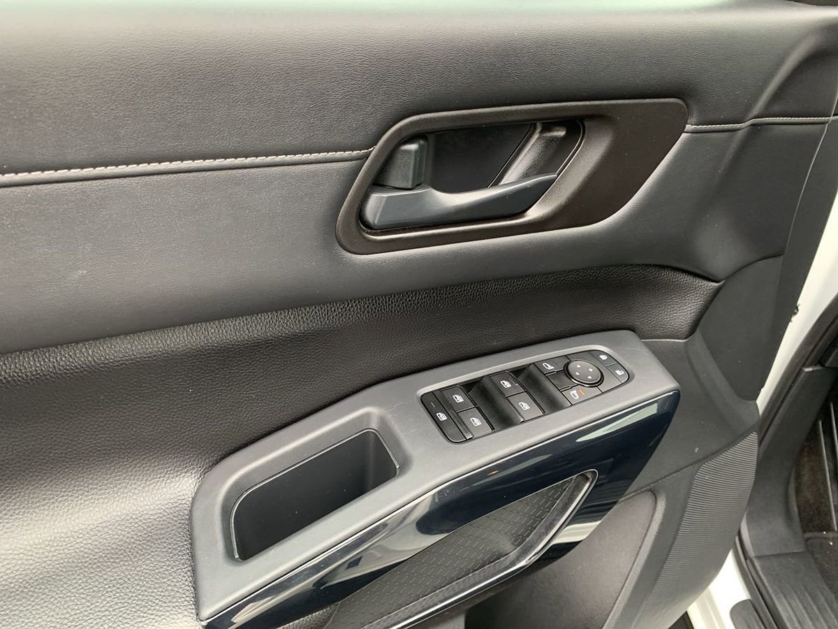 Used 2024 Nissan Pathfinder SV AWD/4WD image 15