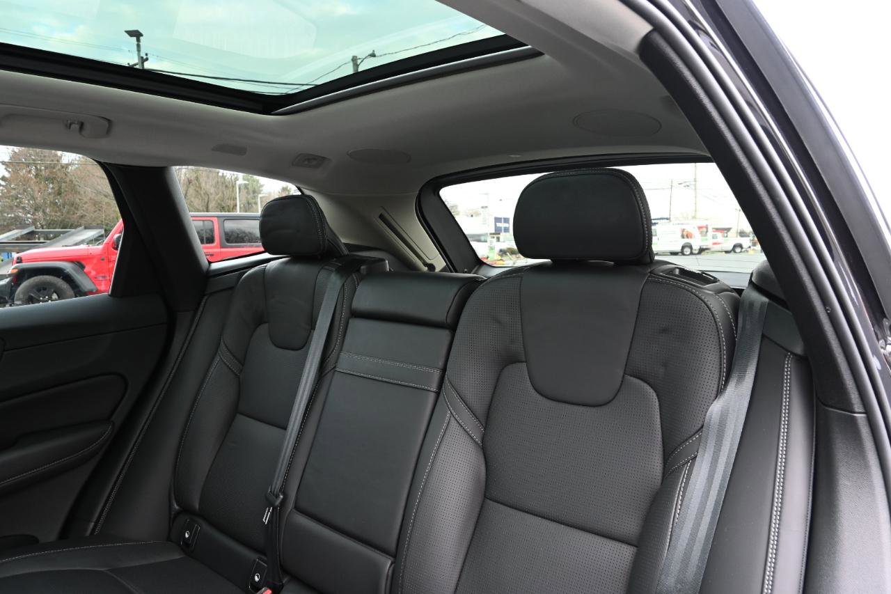 Used 2021 Volvo XC60 T8 Inscription Expression image 3