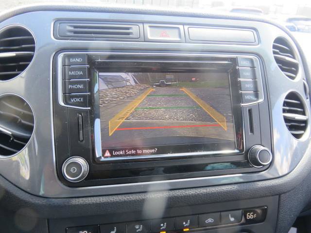 Used 2017 Volkswagen Tiguan SEL AWD/4WD image 16