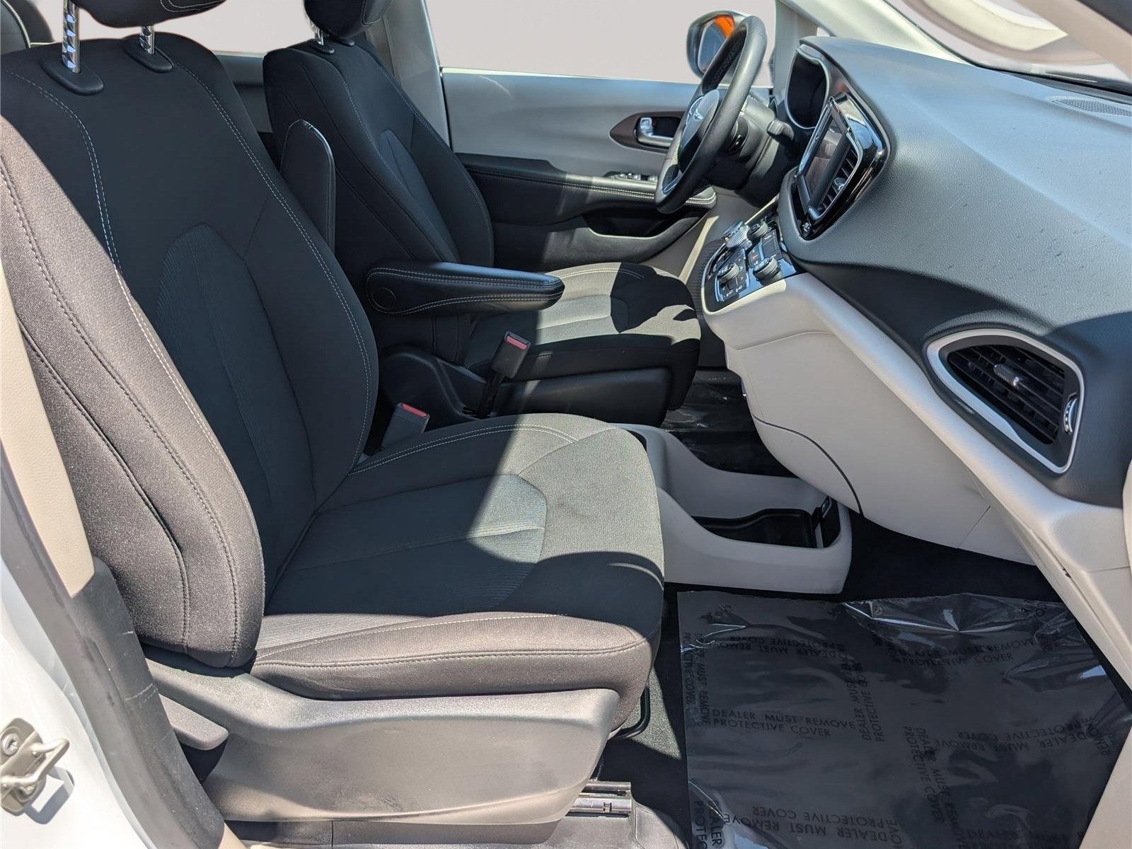 Used 2023 Chrysler Voyager LX FWD image 10