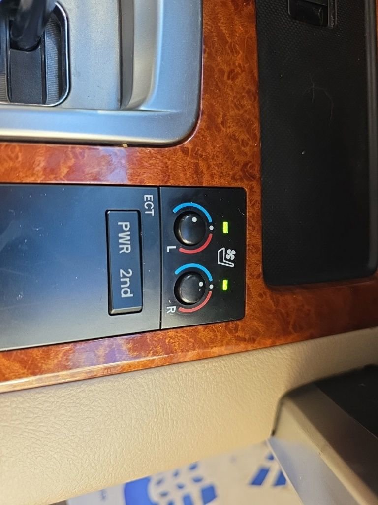 Used 2014 Toyota Land Cruiser image 33