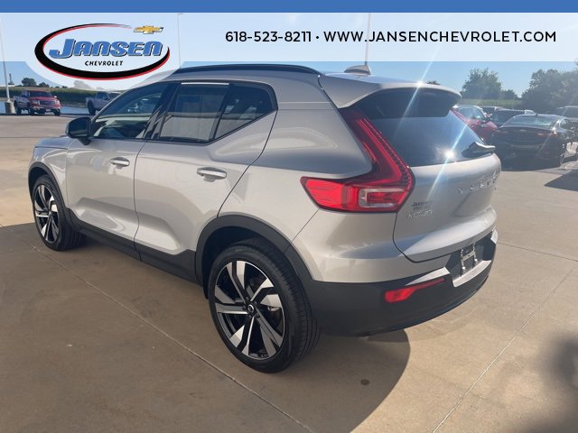 Used 2025 Volvo XC40 B5 Plus image 4