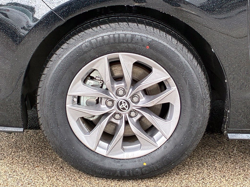 Used 2023 Toyota Sienna XLE FWD image 14
