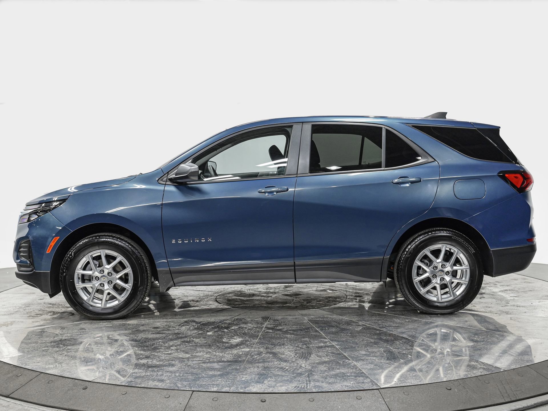 Used 2024 Chevrolet Equinox LS w/ LS Convenience Package image 2