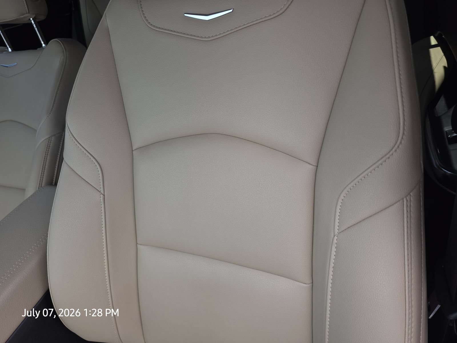 Used 2024 Cadillac XT4 Luxury w/ Cold Weather Package FWD image 16