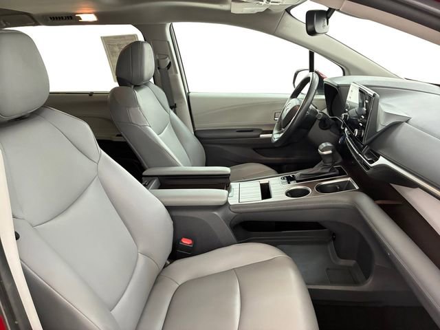 Used 2022 Toyota Sienna XLE FWD image 14
