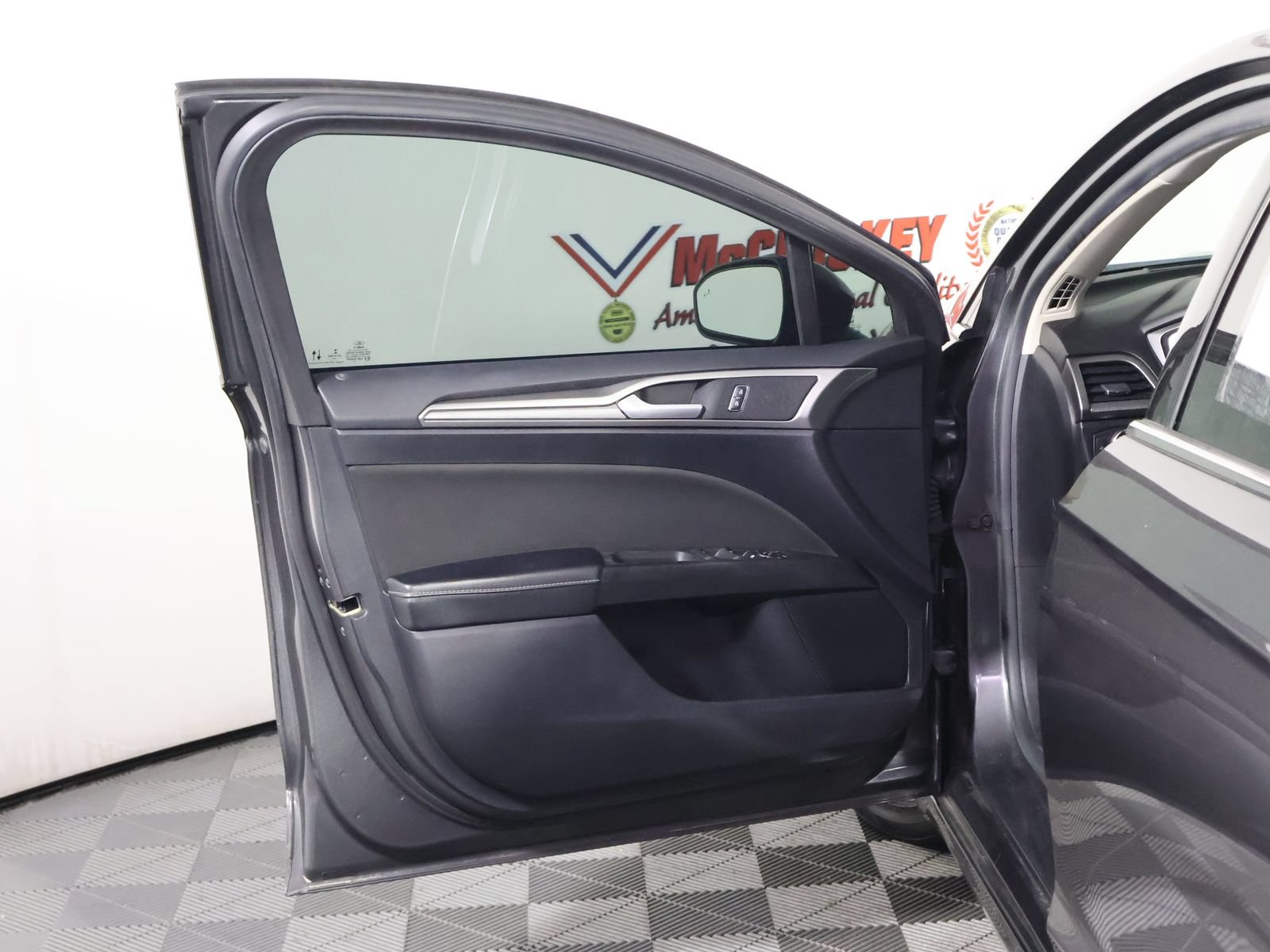 Used 2020 Ford Fusion SE FWD image 20