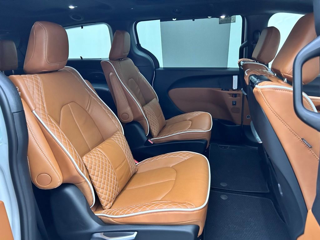 New 2026 Chrysler Pacifica Pinnacle w/ Trailer Tow Group image 16