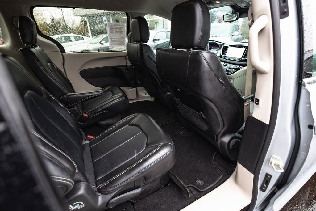 Used 2024 Chrysler Pacifica Touring-L image 28