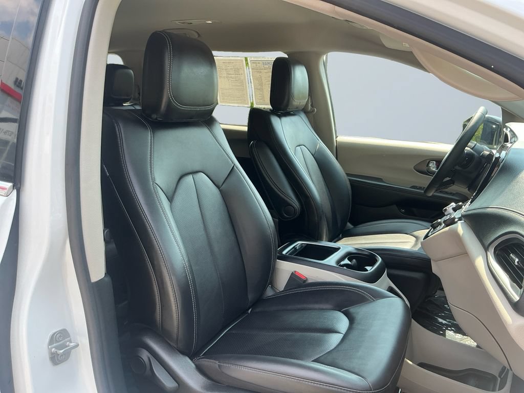 Used 2024 Chrysler Pacifica Limited FWD image 16