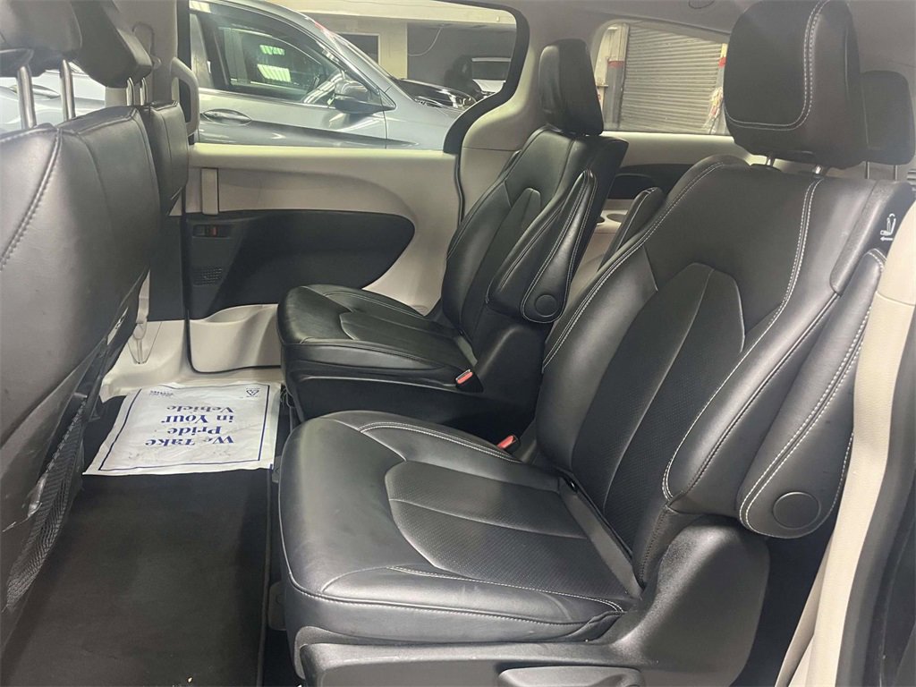 Used 2024 Chrysler Pacifica Select image 13