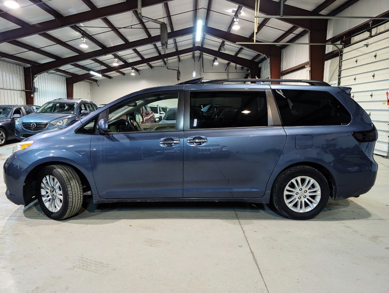 Used 2017 Toyota Sienna XLE image 4