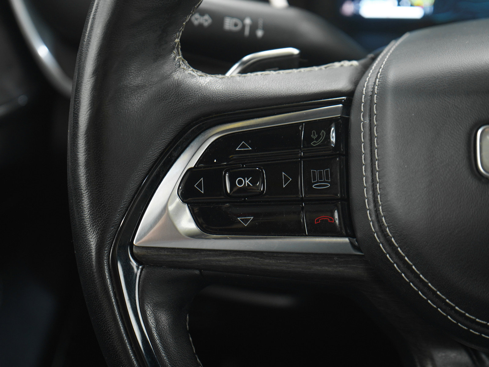 Used 2023 Jeep Grand Cherokee Overland w/ Advanced Protech Group III image 27