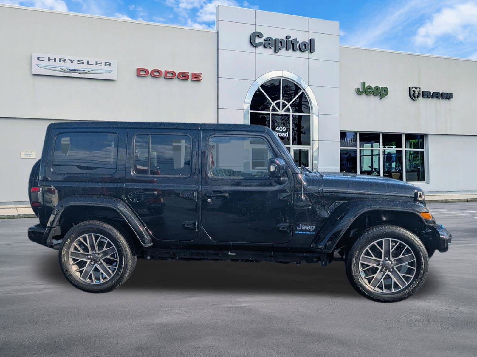 Used 2023 Jeep Wrangler Unlimited Sahara AWD/4WD image 2