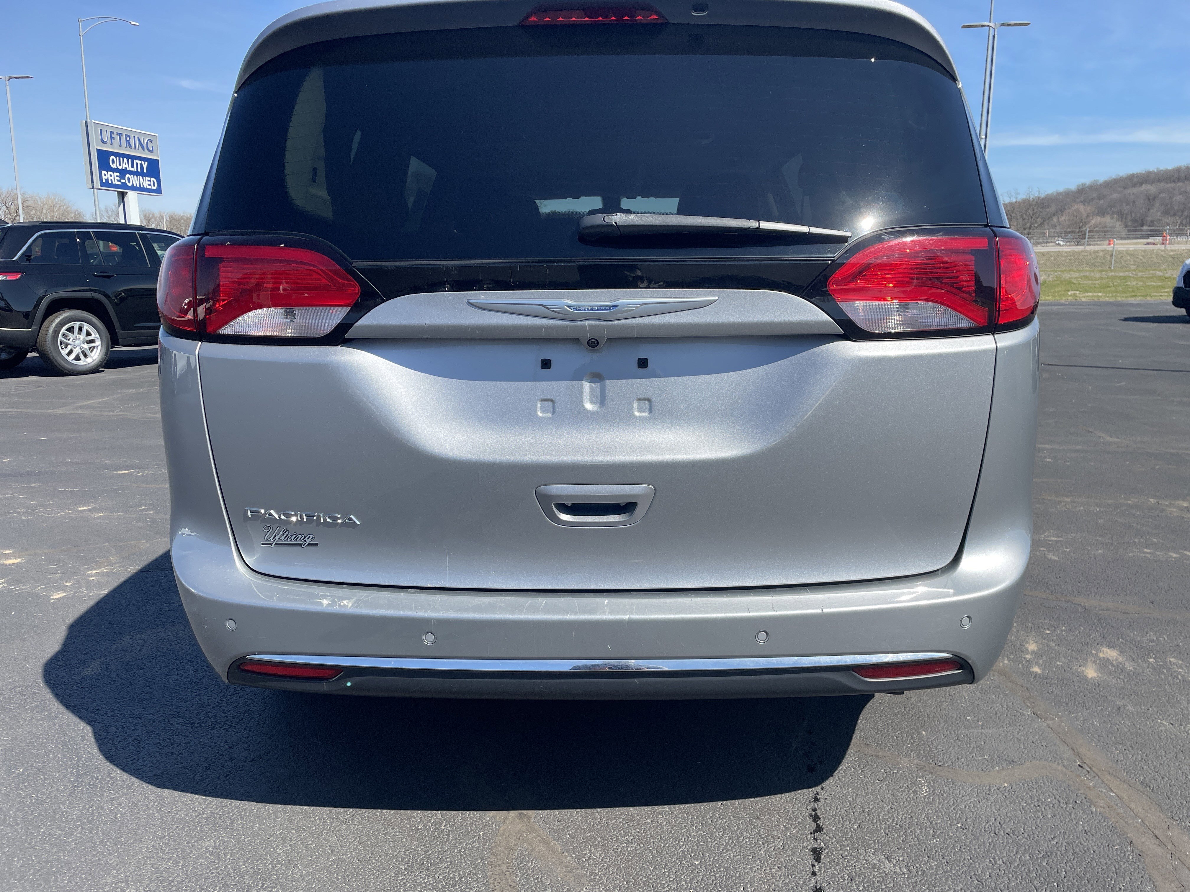 Used 2017 Chrysler Pacifica Touring-L w/ Tire & Wheel Group image 4