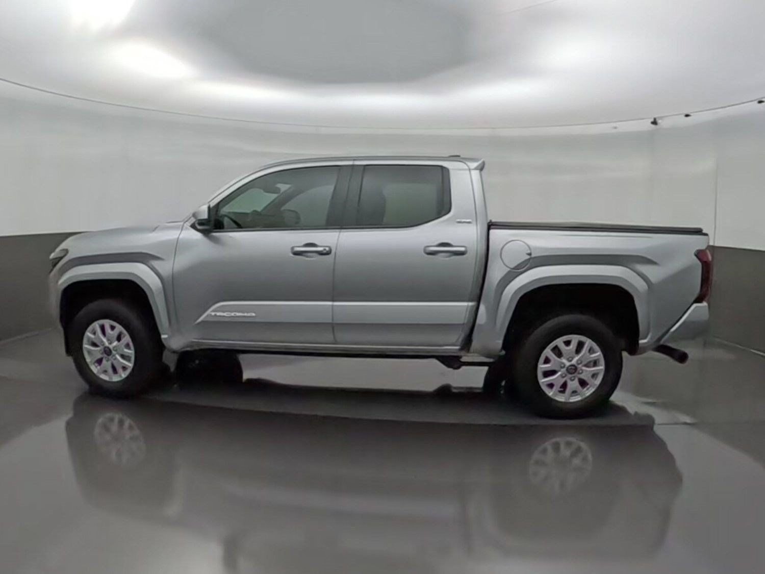 Certified 2025 Toyota Tacoma SR5 AWD/4WD image 6