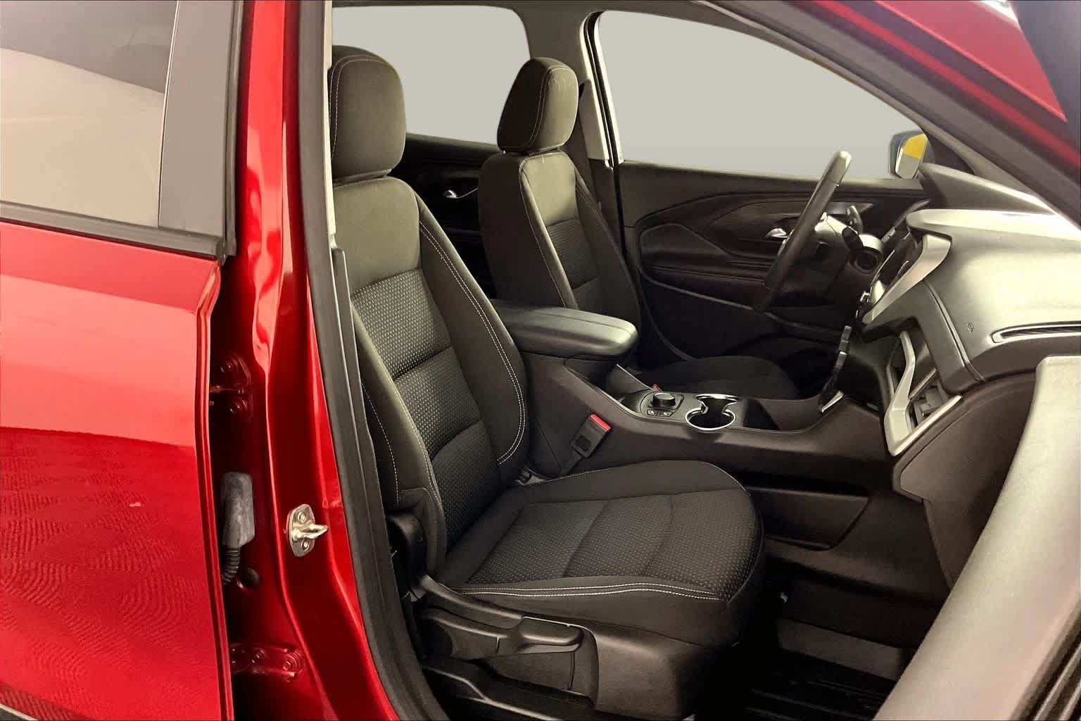 Used 2024 GMC Terrain SLE w/ Driver Convenience Package FWD image 9
