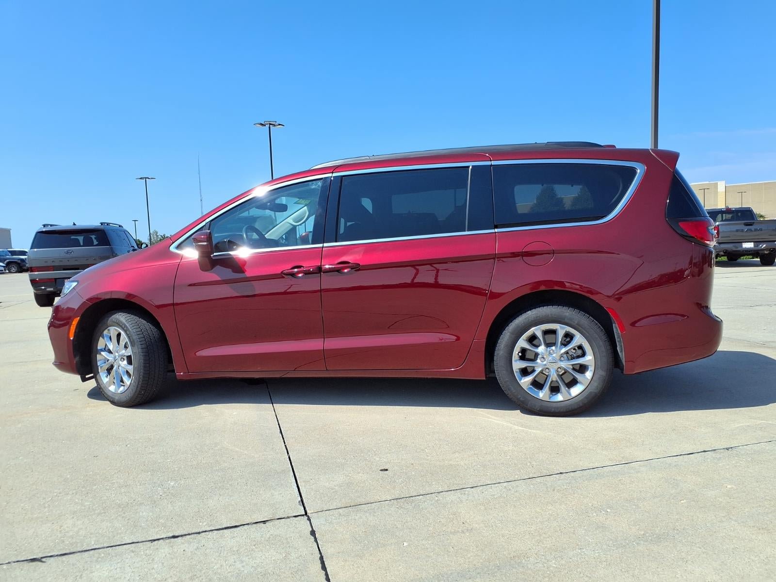 Certified 2022 Chrysler Pacifica Touring-L AWD/4WD image 29