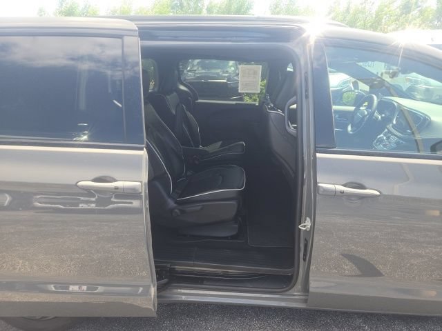 Used 2024 Chrysler Pacifica Premium FWD image 20