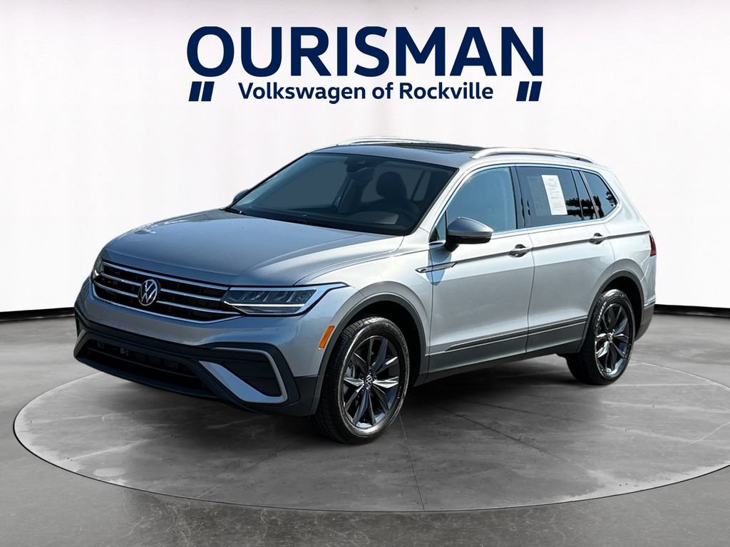 Used 2023 Volkswagen Tiguan SE w/ Panoramic Sunroof Package FWD image 2