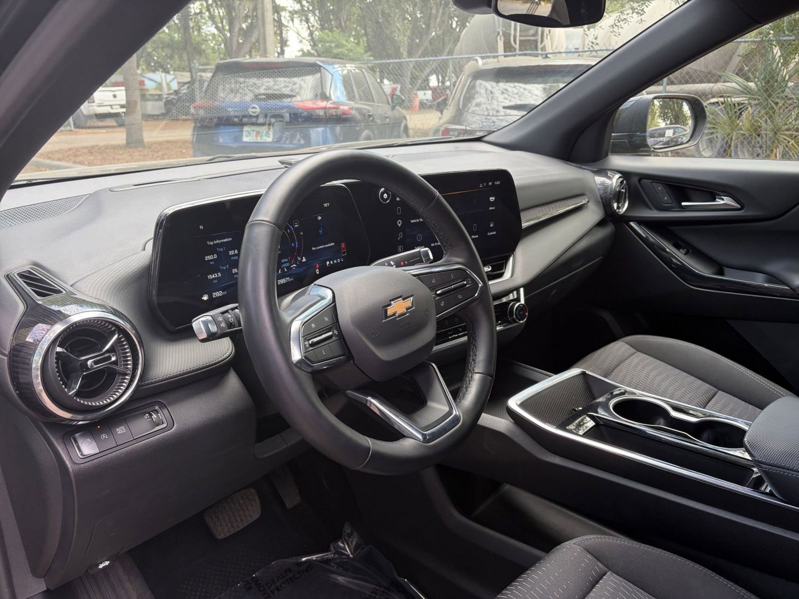 Used 2025 Chevrolet Equinox LT FWD image 33