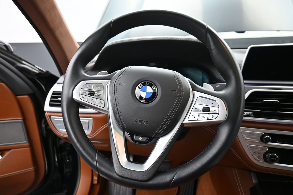 Used 2022 BMW 750i xDrive w/ Autobahn Package AWD/4WD image 12