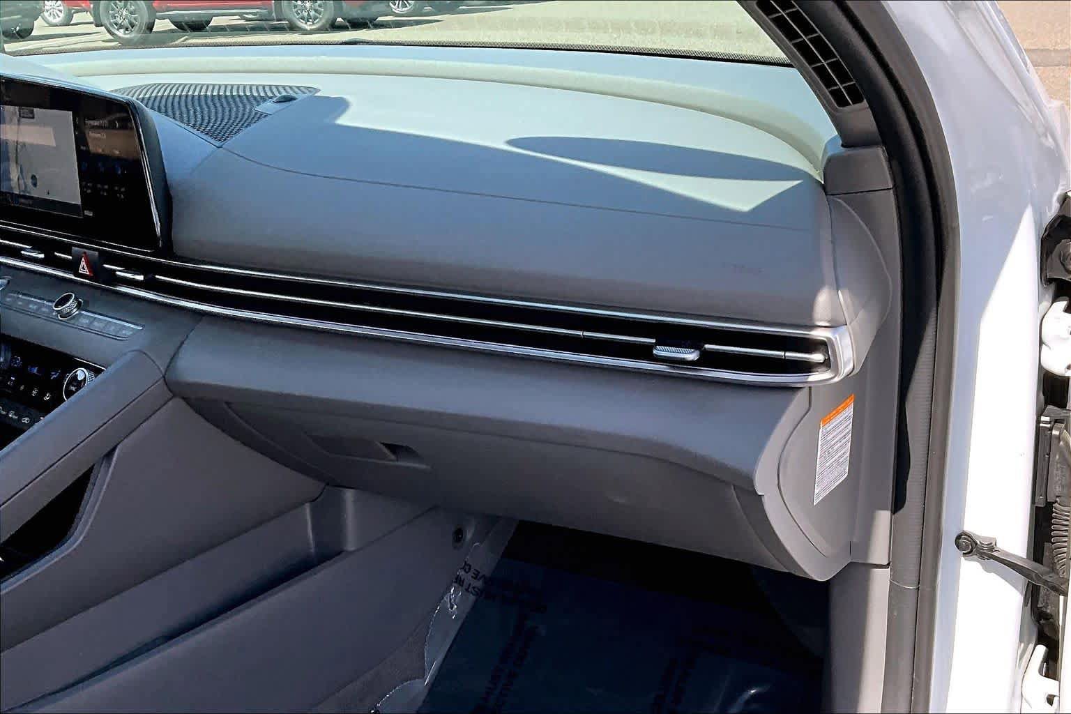 Used 2024 Hyundai Elantra Blue FWD image 18
