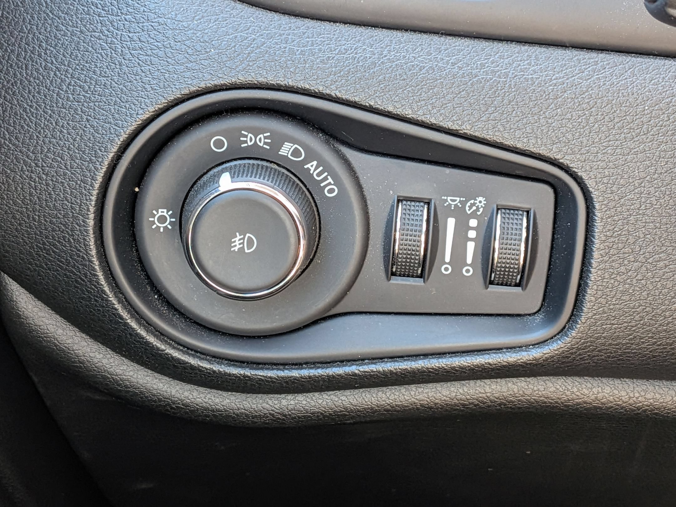 Used 2023 Jeep Renegade Latitude AWD/4WD image 17