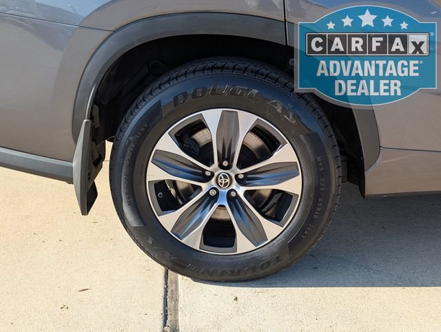 Used 2022 Toyota Highlander XLE AWD/4WD image 4
