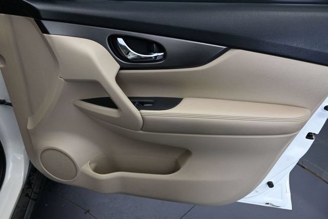 Used 2016 Nissan Rogue SV FWD image 36