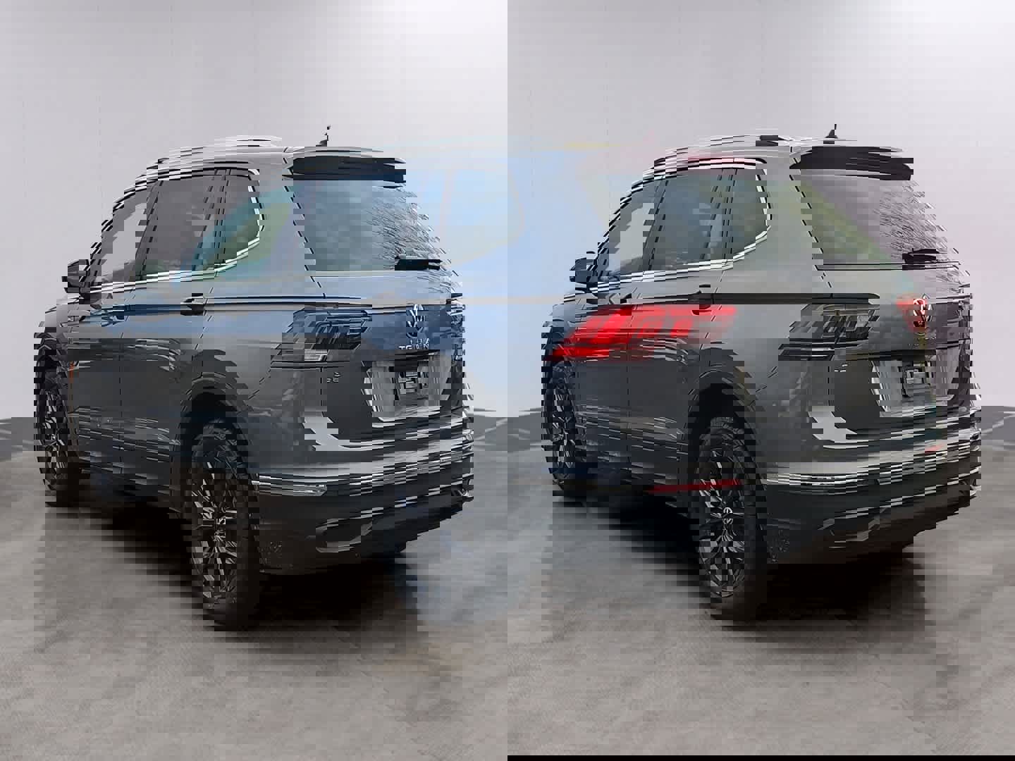 Used 2022 Volkswagen Tiguan SE w/ Panoramic Sunroof Package image 6