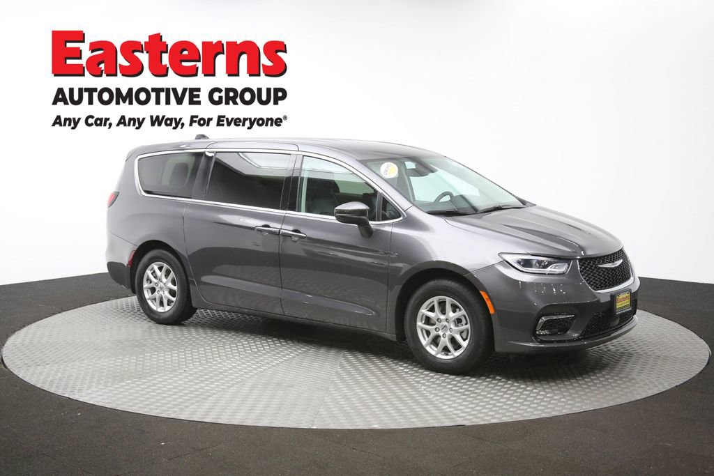 Used 2023 Chrysler Pacifica Touring-L image 52