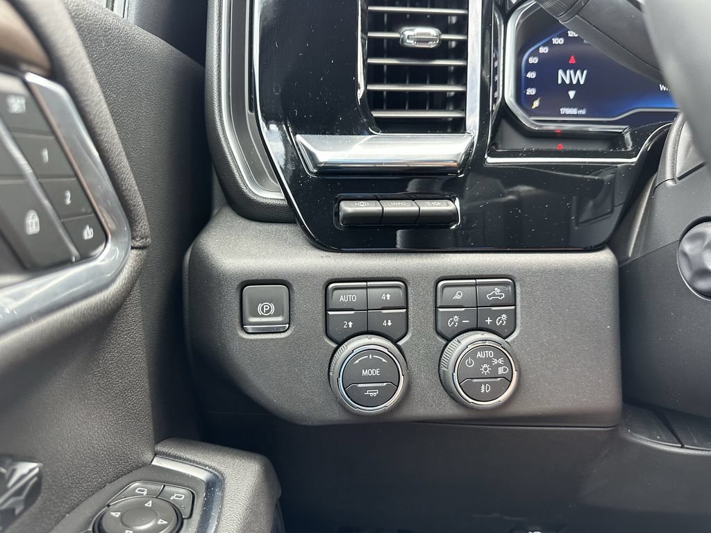 Used 2025 Chevrolet Silverado 1500 High Country w/ Technology Package AWD/4WD image 29
