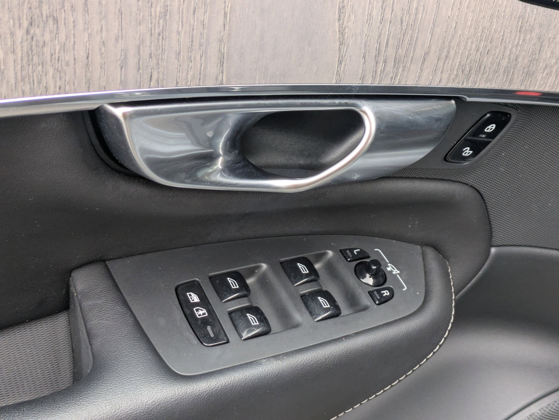 Used 2023 Volvo XC90 B6 Ultimate w/ Protection Package Premier image 10