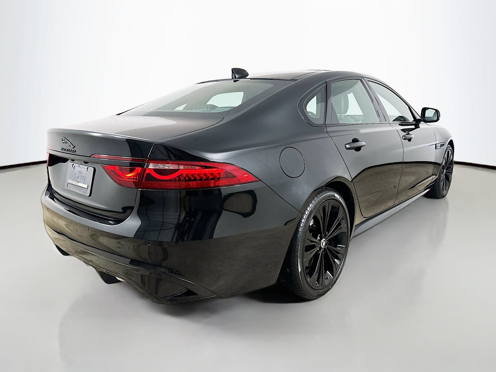 Used 2024 Jaguar XF R-Dynamic SE AWD/4WD image 5