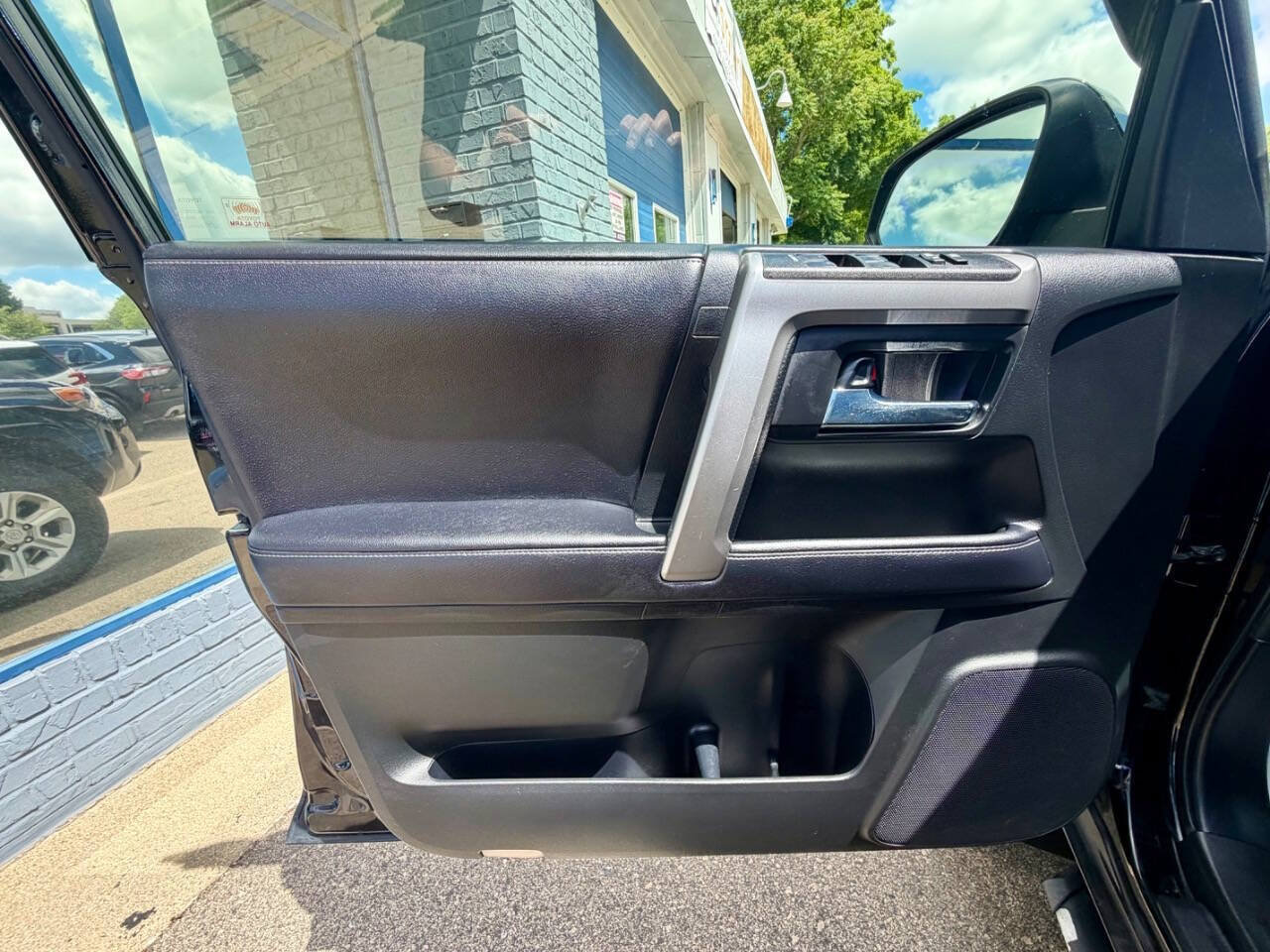 Used 2018 Toyota 4Runner SR5 AWD/4WD image 32