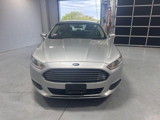 Used 2015 Ford Fusion SE image 2