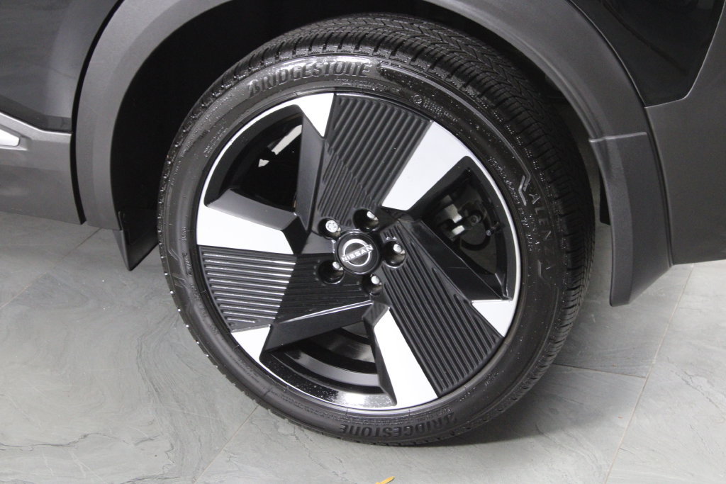 Certified 2025 Nissan Kicks SR FWD image 15