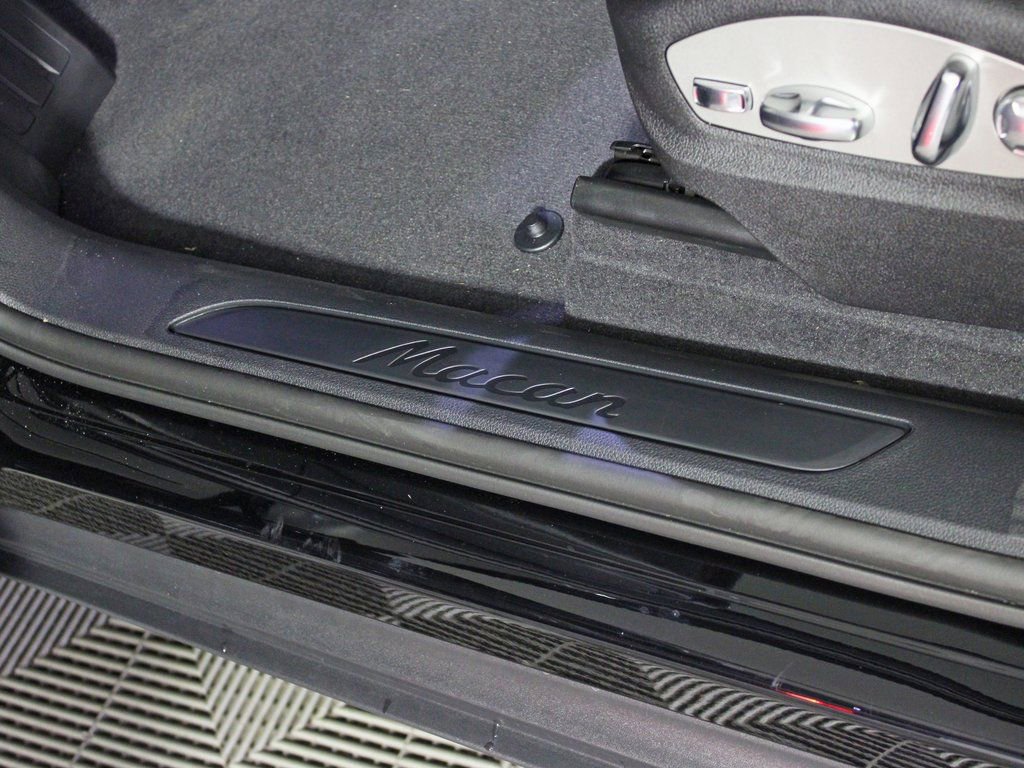 Certified 2025 Porsche Macan image 17