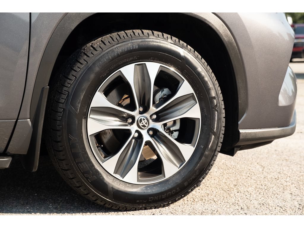 Used 2025 Toyota Highlander XLE FWD image 10