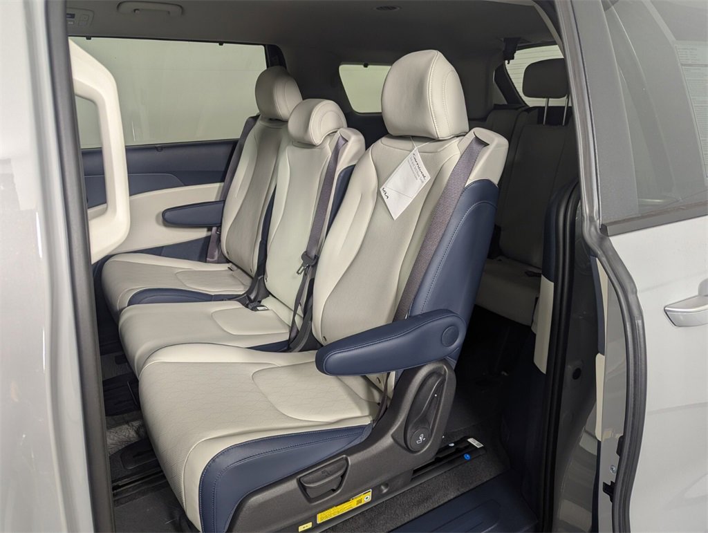 New 2025 Kia Carnival EX image 24