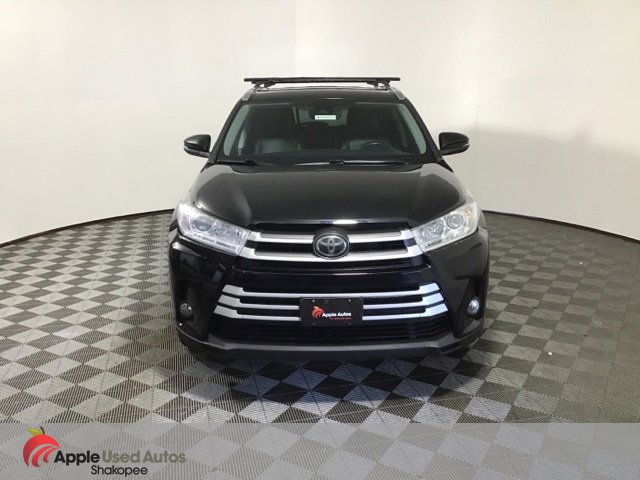 Used 2017 Toyota Highlander XLE image 2