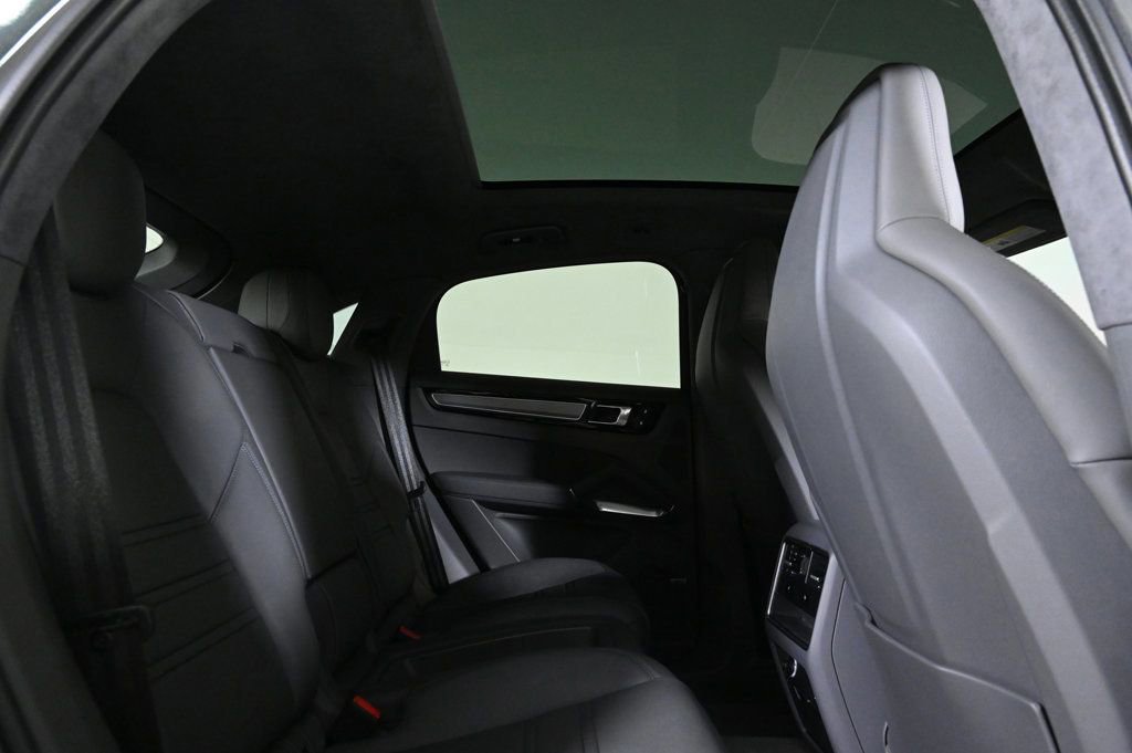Used 2022 Porsche Cayenne Turbo image 20
