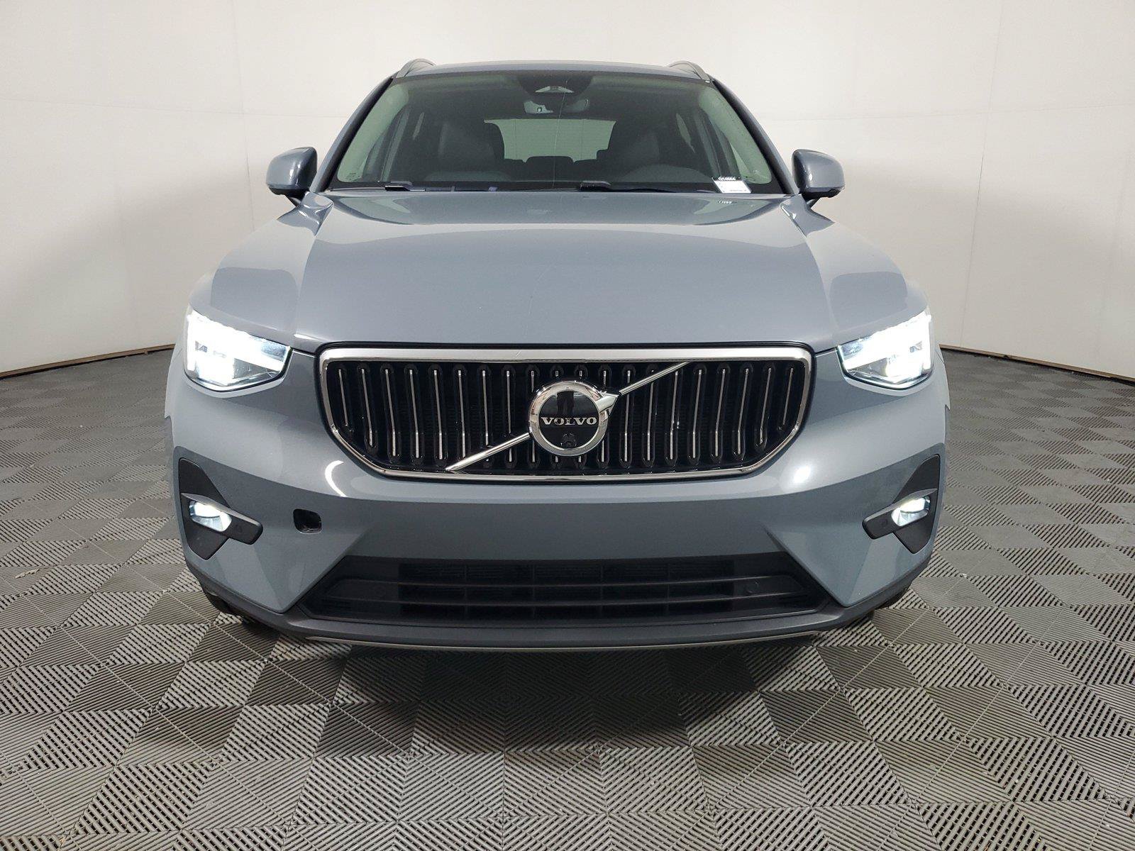 Certified 2023 Volvo XC40 B5 Plus w/ Protection Package Premier AWD/4WD image 2