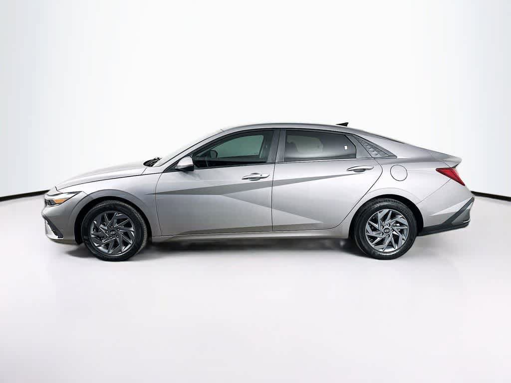 Used 2024 Hyundai Elantra Blue FWD image 3
